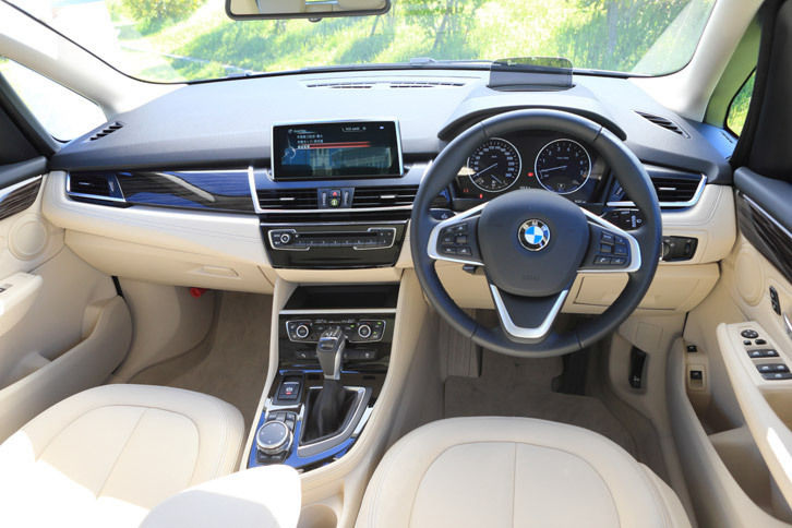 インストゥルメントパネルまわりは、メーター内の表示や走行モードの切り替え機構などを除くと、ガソリン車やディーゼル車との大きな違いはない。