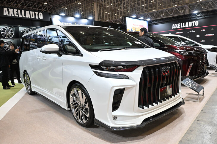 「トヨタ・アルファード」のカスタムカー。スポーツカーにSUV、セダン、ミニバン……と、ジャンルを問わず多数の人気車種を取りそろえていることも、トヨタの大きな強みといえるだろう。