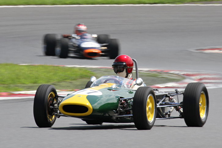 フォーミュラ・クラシックスと題された、葉巻型フォーミュラカーのスポーツ走行。13台が出走した。