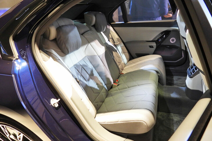 BMW i7 M70 xDrive（リアシート）