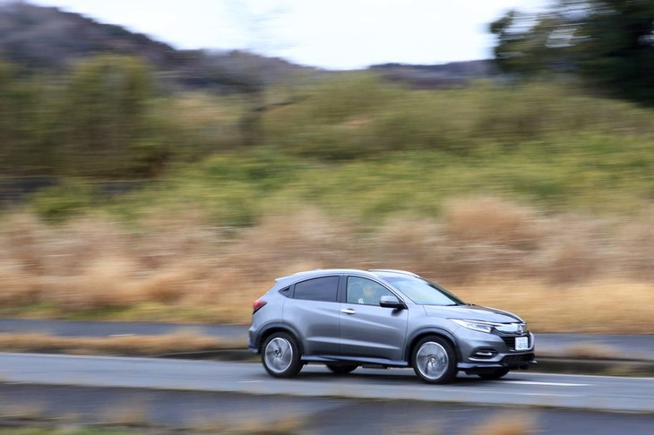 シャシーは、フロントサイドメンバーやサイドシルなどに強化ブレースが追加された欧州向けがベース。さらに、コアサポートやバンパービームなどがターボ専用部品に換装されている。