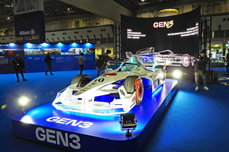 こちらはフォーミュラEと日本のカスタムショップ、リバティーウォークがコラボレーションして製作したフォーミュラカー。GEN3の（つまり現行の）フォーミュラEのレーシングカーをベースに、リバティーウォークがカスタムを施したものだ。