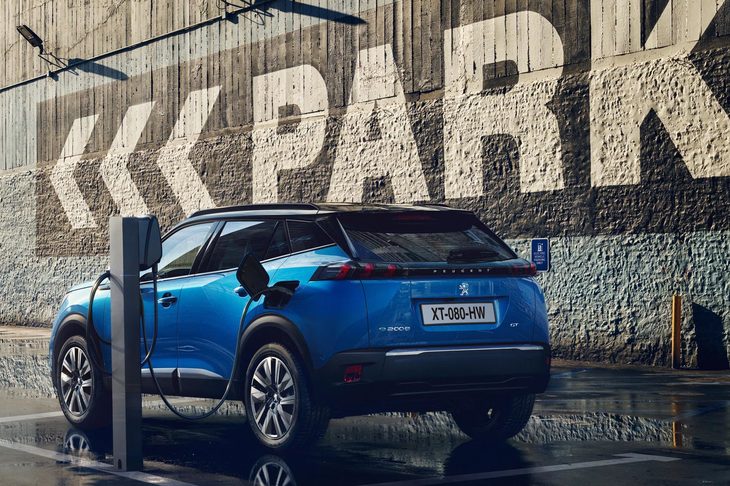 使用に伴う劣化の抑制や充電の高効率化を図るべく、バッテリーの温度管理には液冷ヒートポンプを採用。バッテリーの保証は、8年間または走行距離16万kmとなっている。