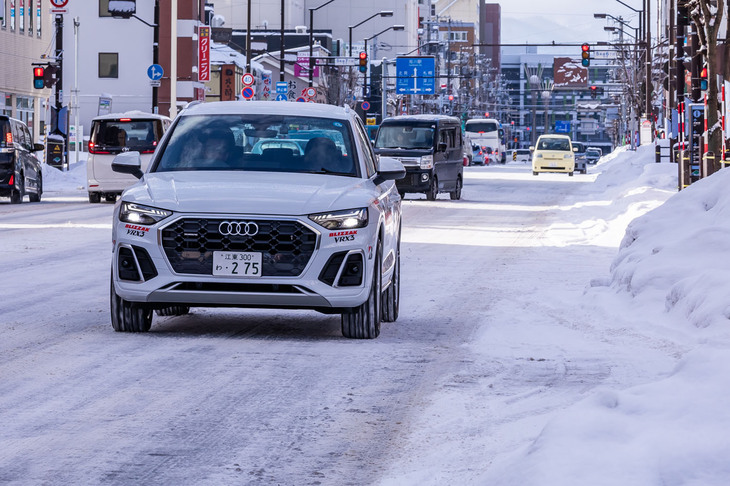 市街地における加速や制動シーンでは、「ブリザックVRX3」のしっかりとしたグリップ感が印象的だった。トラクションコントロールやABSの介入タイミングが予想よりも遅く、さらに作動も少なかったのは、優れたスノー＆アイス性能を有していることの証しといえそうだ。