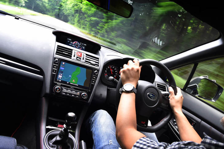 11：1というクイックなスアリングのギア比は、2013年に販売された先代モデルのコンプリートカー「tSタイプRA」で初採用されたもの。現行モデルになってからも「S207」「S208」、今回の「タイプRA-R」と、すべてのコンプリートカーに採用されている。