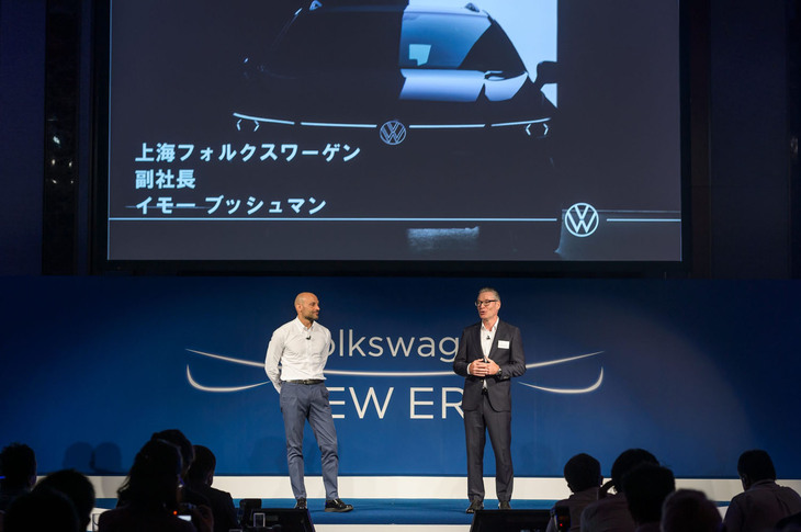 発表イベントのステージ上ではフォルクスワーゲン ジャパンのブランドディレクターを務めるアンドレア・カルカーニ氏（左）がフォルクスワーゲン グループ イタリアに再赴任することがアナウンスされ、後任となるイモー・ブッシュマン氏（右）が紹介された。