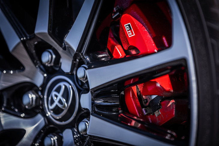 18インチホイールから顔をのぞかせるレッドに塗装された前後のブレーキキャリパーには、「GR」ロゴが入る（写真はフロント用）。