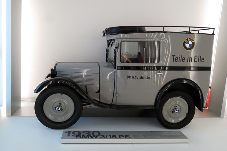 こちらはBMW初の四輪車である「3/15PS」。ボディーに書かれた文字から察するに、サービスカーとして使われていたクルマだろうか？