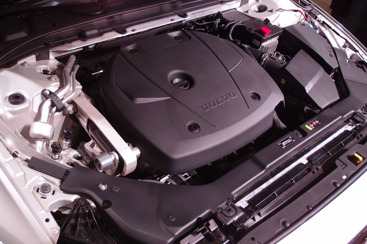 「ボルボV60 T5」の2リッター直4ターボエンジンは、1500rpmの低回転域で350Nmの最大トルクを発生。JC08モードの燃費値は12.9km/リッターとなっている。