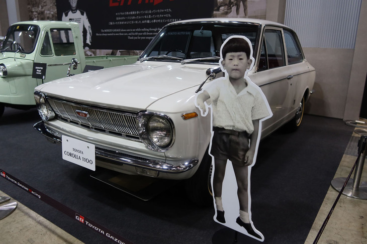 トヨタ・カローラ（1966年） ※手前の人物写真は7歳当時の豊田章男 トヨタ自動車会長