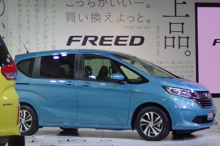 発表会のスタートを待つ「ホンダ・フリード」