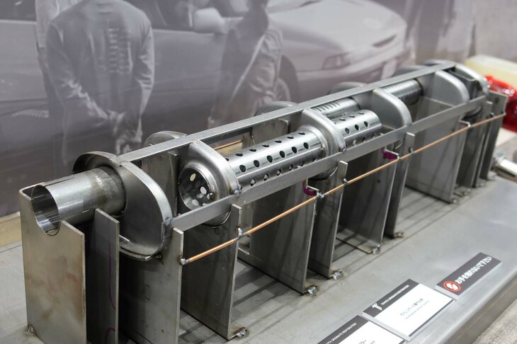 レストアされた「トヨペット・クラウンRS」のマフラー（構造説明用の展示）