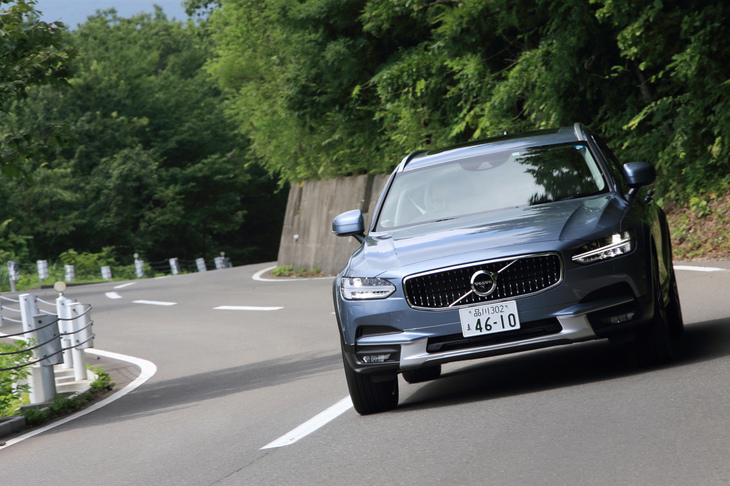 足まわりは、前がダブルウイッシュボーン式でリアがマルチリンク式。オプションでエアサスペンションも用意される。