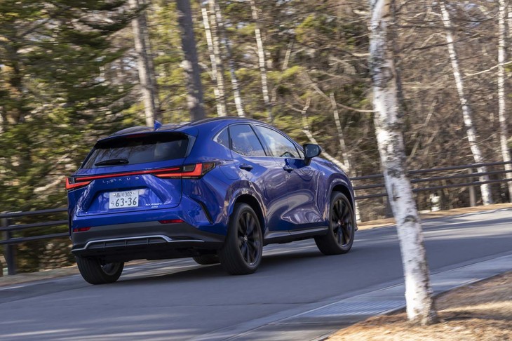 「450h＋」は全車4WDで、システム最高出力は309PSを誇る。0-100km/h加速を6.0秒でこなす快足モデルだ。