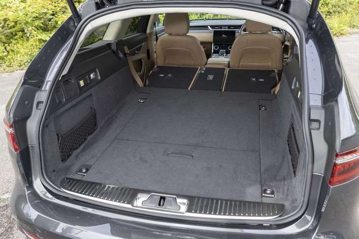 スクエアなフロア形状を持つ荷室。写真のように3分割式の後席を倒すことで、積載容量は最大1342リッターにまで拡大できる。