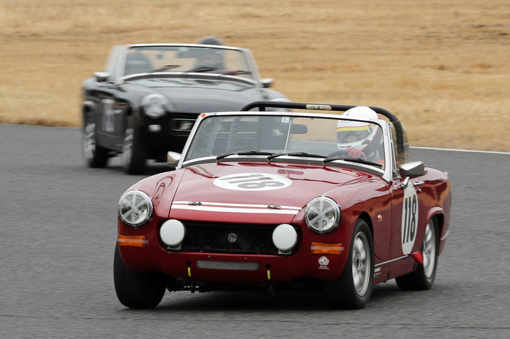 毎回、父子で参戦している2台の「MGミジェット1500」。前を行く父が9位、後方の息子が10位（1500cc以下クラスでは2、3位）だった。