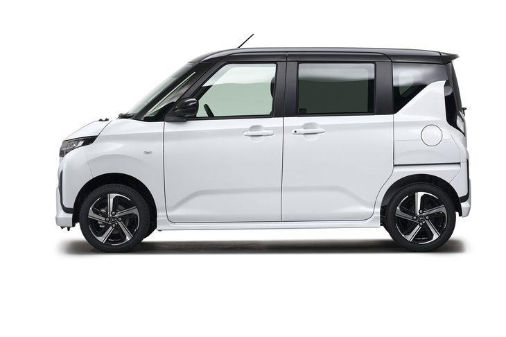 ボクシーな造形に傾斜がきつめなAピラーおよびフロントウィンドウを組み合わせたシルエットは、なかなかスタイリッシュ。従来型のイメージもしっかり引き継がれている。