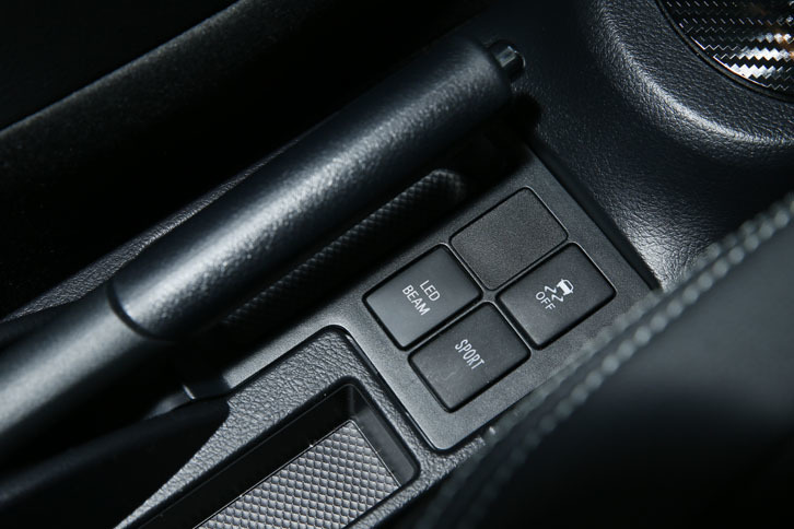 前席の左右シート間には、スポーツモードのセレクターがレイアウトされる。