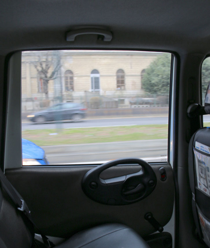 後席にて。サイドウィンドウの縦横比は、まるで電車に乗っているか、テレビ画面を見ているかのよう。