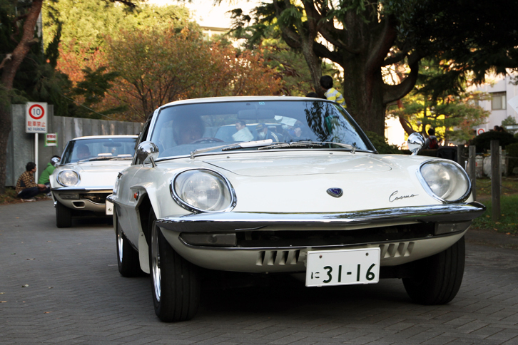 案配よく前期型と後期型が並んだ、2台の「マツダ・コスモスポーツ」。