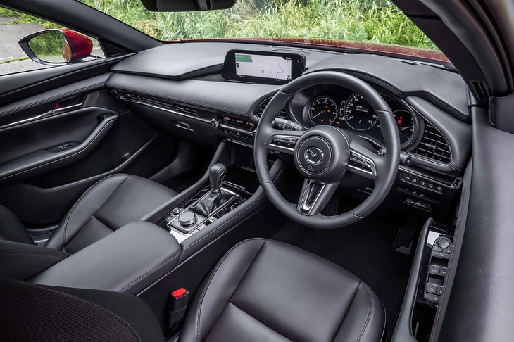 シンプルながら立体感のある、マツダの現行モデル各車に共通するテイストでデザインされたインテリア。テレスコピックの調整幅は前後に70mmもあり、適切なドライビングポジションが得られるよう配慮されている。