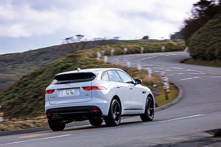 大柄なボディーサイズを感じさせない、軽快なフットワークも「F-PACE」の魅力。SUVであっても、ジャガーならではの操る喜びは健在なのだ。
