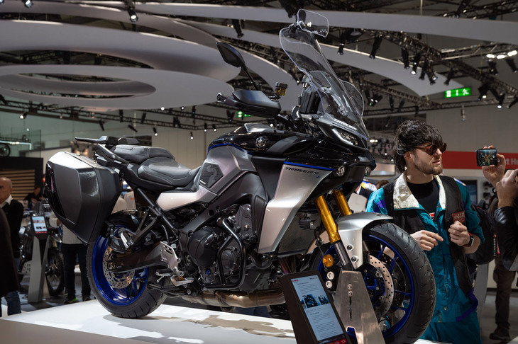 2021年モデルでフルモデルチェンジを果たした「ヤマハ・トレーサー9」シリーズ。プラットフォームを共有するネイキッドモデル「MT-09」も同タイミングでフルモデルチェンジを受けたが、アップグレードした各所は主にトレーサー9のためだったと言っても過言ではないほど。それほど欧州ではトレーサー9は高い人気を博しており、いま各社が参入しているアンダー1000ccのアドベンチャーカテゴリーは、このモデルが開拓したといえるほどだ。そしてヤマハは2023年モデルで、このトレーサーをさらにアップグレード。同社として初めて前方レーダーを搭載した「トレーサー9 GT＋」を発表した。これにより、前走車との距離を測りつつ設定した速度を上限に自動で加減速を行うACC（アクティブクルーズコントロール）機能を実現。衝突を防ぐためのブレーキアシストも行うという。また7インチの大画面ディスプレイや、より進化したクイックシフターなども装備。スマートフォンとの連携機能も強化し、ツーリングにおける安全性と快適性を大きく進化させている。
