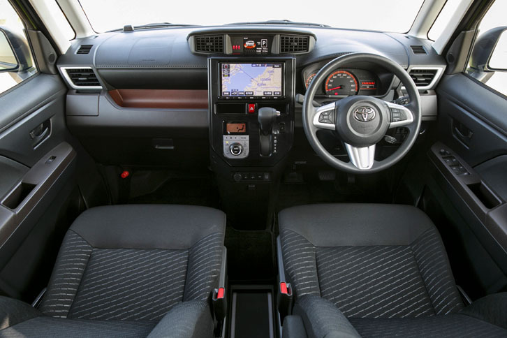 水平基調のデザインで広さが演出されるインテリア。メーターフードの高さを抑え、前方の視認性を向上させた。