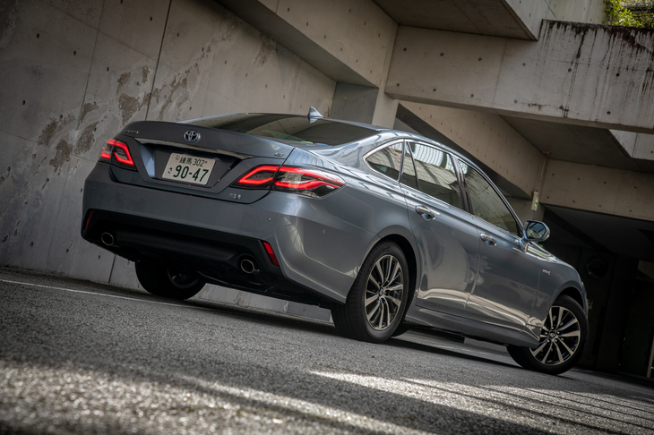 6ライトウィンドウを持つクーペ風のスタイルが新しい新型「クラウン」。