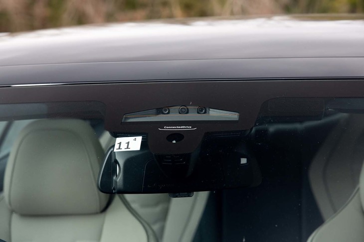 ルームミラーの裏側には、車両前方をセンシングする広角、標準、望遠の3基のカメラが備わる。