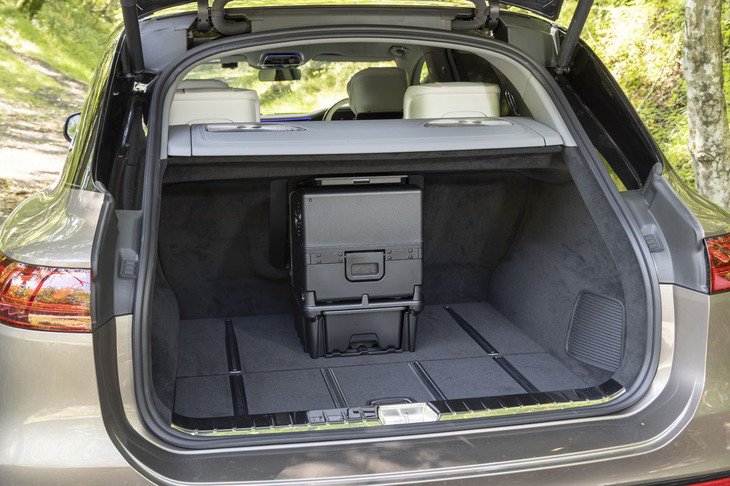 「ファーストクラスパッケージ」には後席中央のクーリングボックスも含まれるため、ラゲッジスペースがコの字型に削られてしまう。