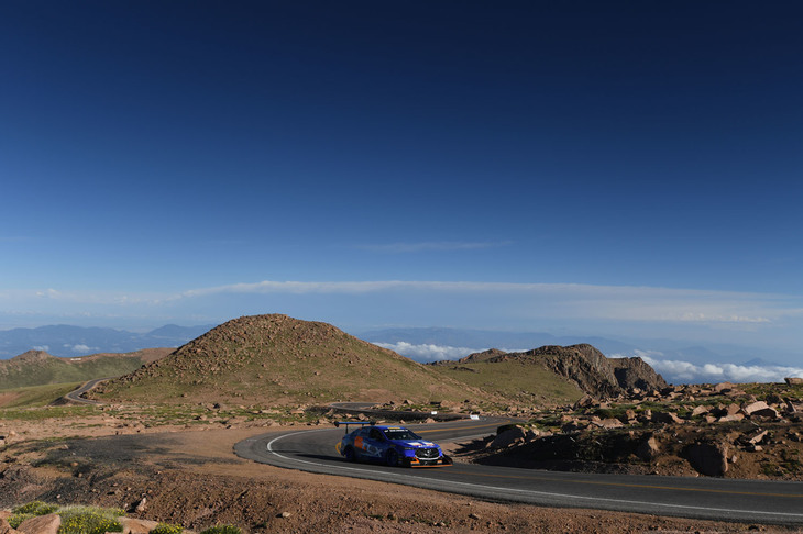 標高4000m付近で撮影したカット。パイクスピークのコースは、ミドルセクションの後半から高木が生息できない森林限界に入り、アッパーエリアは岩場に覆われた独特のロケーションとなっている。写真はホンダがアメリカで展開するブランド、アキュラの「TLX Aスペック」。ホンダブランドとしては「アコード」に類するマシンで、前後のウイングをはじめ、さまざまなモディファイが施されている。決勝では10分48秒094をマークし、パイクスピークオープンクラスで7位につけた。