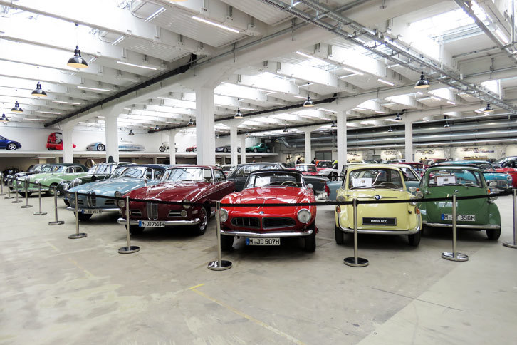 本日いちばんの楽しみだった、BMWクラシックの収蔵庫。工場だったころの面影を色濃く残す空間に、貴重なクルマが多数陳列されている。好き者にとってはもう、この雰囲気だけでもたまりません。