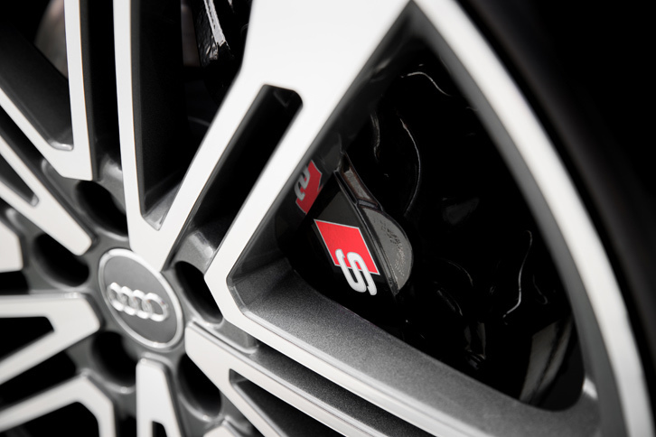 制動力の強化も図られており、フロントブレーキは13.8インチのローターと6ピストンキャリパーの組み合わせとなる。