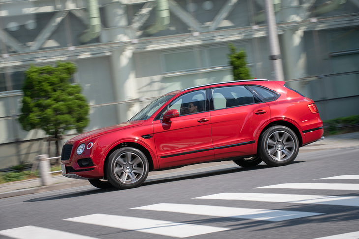 全長5140mm、車重2395kmという堂々たる体躯（たいく）を誇る「ベンテイガV8」。車両価格は1994万6000円。