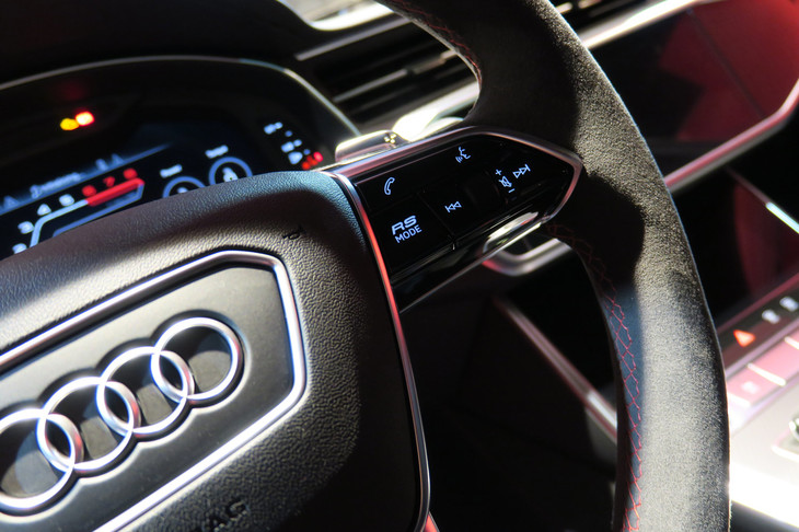 アウディRS 7スポーツバック（ステアリングスイッチ）
