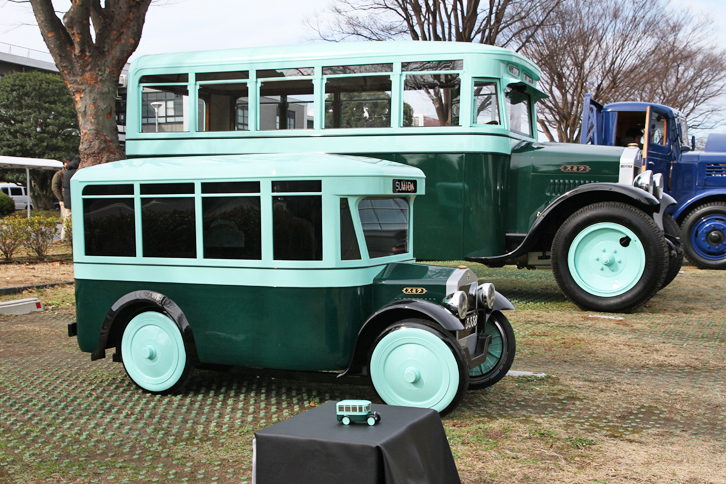 奥は通称「親スミダ」こと「スミダM型バス」。真ん中はいすゞのスタッフが設計製作したペダルカーに、スミダM型バスを模したおよそ1/4スケールのボディーを載せた通称「子スミダ」。手前は通称「孫スミダ」こと約1/43スケールの模型。