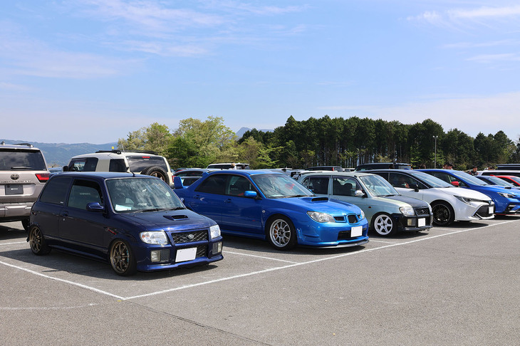 「RAYS FAN MEETING」には、朝の時点で719台が集結。「日産スカイラインGT-R」や「トヨタ・スープラ」、「ホンダNSX」といったスポーツカーばかりでなく、「ダイハツ・ミラ」や「ホンダS660」といった軽乗用車から、「ジープ・グラディエーター」「トヨタ・ハイラックス」などのピックアップトラックまで、ドレスアップされた多彩な愛車たちの姿を鑑賞するだけでも、おなか一杯になれる楽しさがあった。