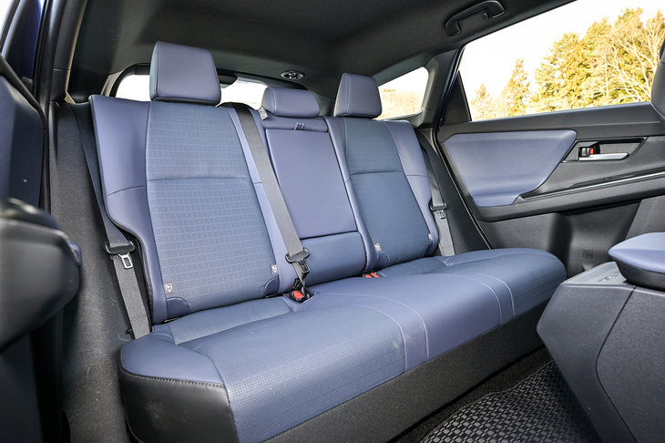 後席のスペースは「ソルテラ」と変わらないが、あえて比べるなら現行「アウトバック」よりもタンデムディスタンスが15mm大きい。