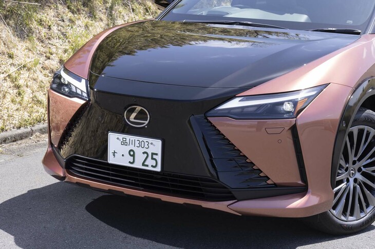 フロントマスクとボディーをシームレスにつないだ新たなコンセプト「スピンドルボディー」を採用。確かにグリルとボンネットでスピンドルを形成している。