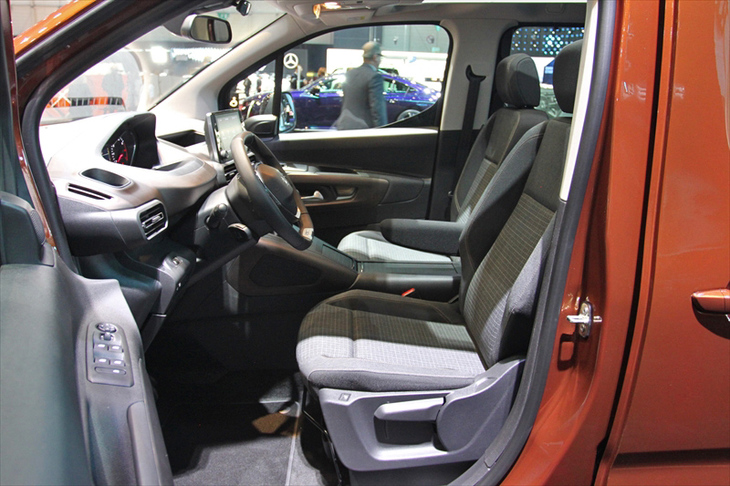 プジョー・リフターGTライン（フロントシート）