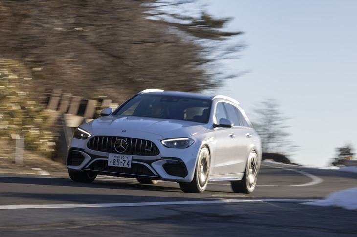 【メルセデスAMG C63 S Eパフォーマンス ステーションワゴンのスペック】
	ボディーサイズ：全長×全幅×全高＝4835×1900×1475mm／ホイールベース：2875mm／車重：2200kg／駆動方式：4WD／エンジン：2リッター直4 DOHC 16バルブ ターボ／モーター：交流同期電動機／トランスミッション：9段AT／エンジン最高出力：476PS（350kW）/6750rpm／エンジン最大トルク：545N・m（55.6kgf・m）/5250-5500rpm／モーター最高出力：204PS（150kW）/4500-8500rpm／モーター最大トルク：320N・m（32.6kgf・m）/500-4500rpm／タイヤ：（前）HL265/35ZR20 102Y XL／（後）275/35ZR20 102 XL（ミシュラン・パイロットスポーツ4 S）／燃費：10.2km/リッター（WLTPモード）／価格：1711万円
	
	【取材時の燃費データ】
	テスト距離：259.2km（市街地2：高速道路6：山岳路2）／使用燃料：40.5リッター（ハイオクガソリン）／参考燃費：6.4km/リッター（満タン法）／6.6km/リッター（車載燃費計計測値）