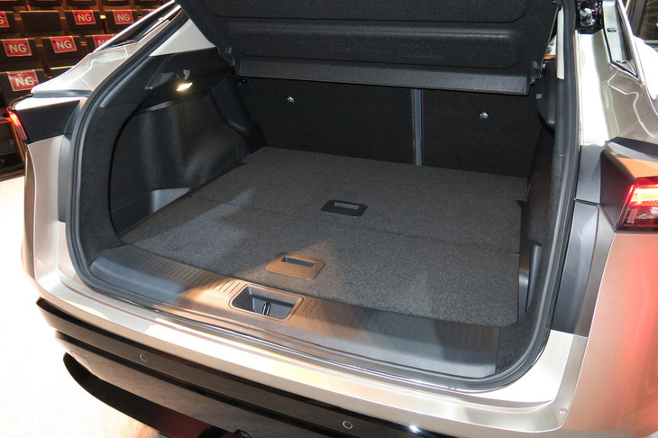 日産アリア リミテッド（ラゲッジスペース）