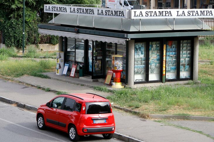 トリノ郊外で。「ラ・スタンパ」の看板が掲げられた新聞・雑誌スタンド。2022年6月筆者撮影。