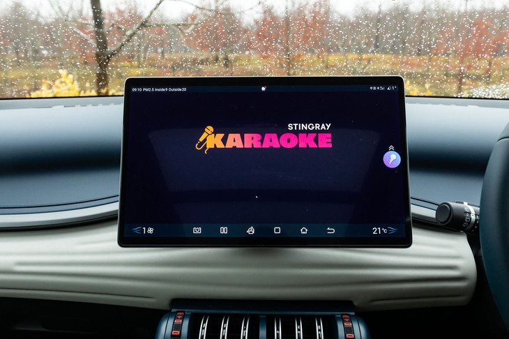 こちらがカラオケの起動画面。この後に最新チャートの曲などのジャケットがずらりと表示される。