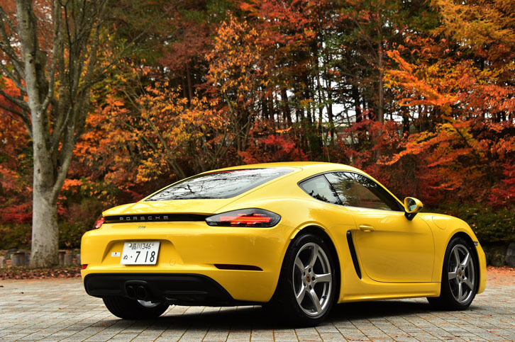 日本では、2016年7月に初公開された「718ケイマン」。水平対向4気筒のポルシェは、1976年に「ポルシェ914」の生産が終了して以来、ひさびさのラインナップとなる。