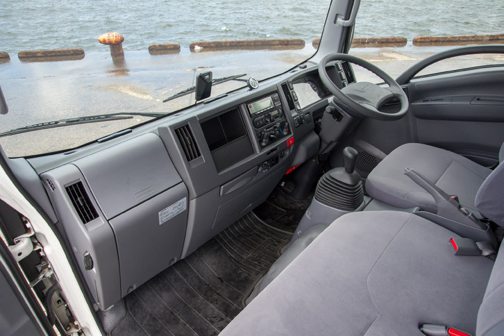 「ハイキャブ ショートボディー ドライバン」のインテリア。「エルフ」では快適な乗り心地を実現するため、キャビンとフレームの間にオイルの粘性によって衝撃を吸収する液体封入式キャブサスペンションが備えられている。