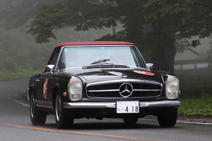 黒いボディーにエンジのソフトトップという組み合わせがオシャレな1970年「メルセデス・ベンツ280SL」。