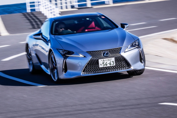 今回の一部改良では、シャシー関連の改良を実施。コイルスプリングやスタビライザーの仕様変更に加え、ショックアブソーバーの制御などを最適化したとアナウンスされている。