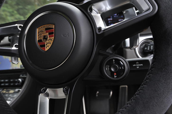 ステアリングホイールのセンター右下には、好みの走行モードが選択できるダイヤル式の「プログラムスイッチ」を装備。中央の「スポーツレスポンススイッチ」を押すと、最長20秒間、エンジンとトランスミッションのレスポンスが最大限に高められる。